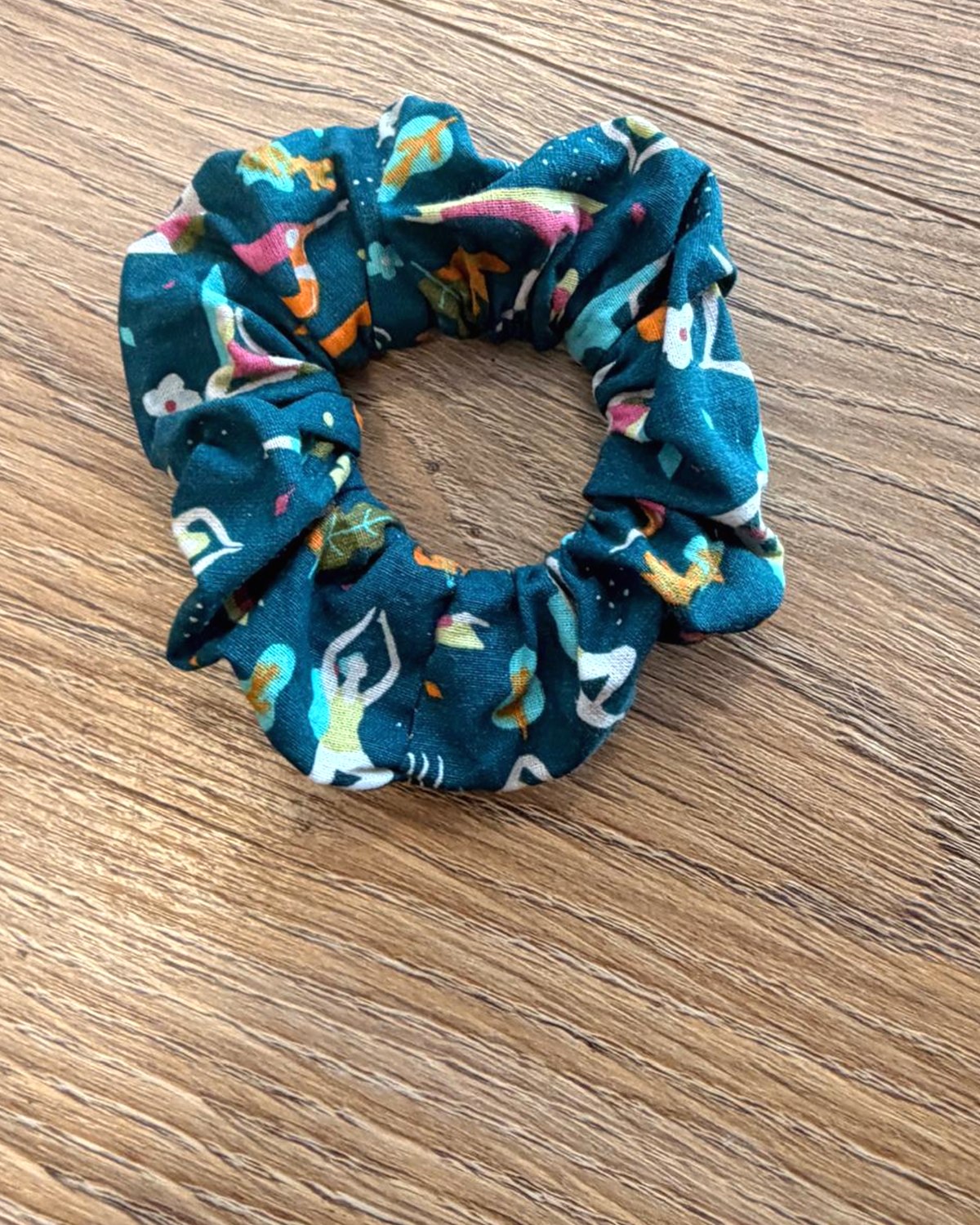 Chouchou bleu pétrole motif yoga