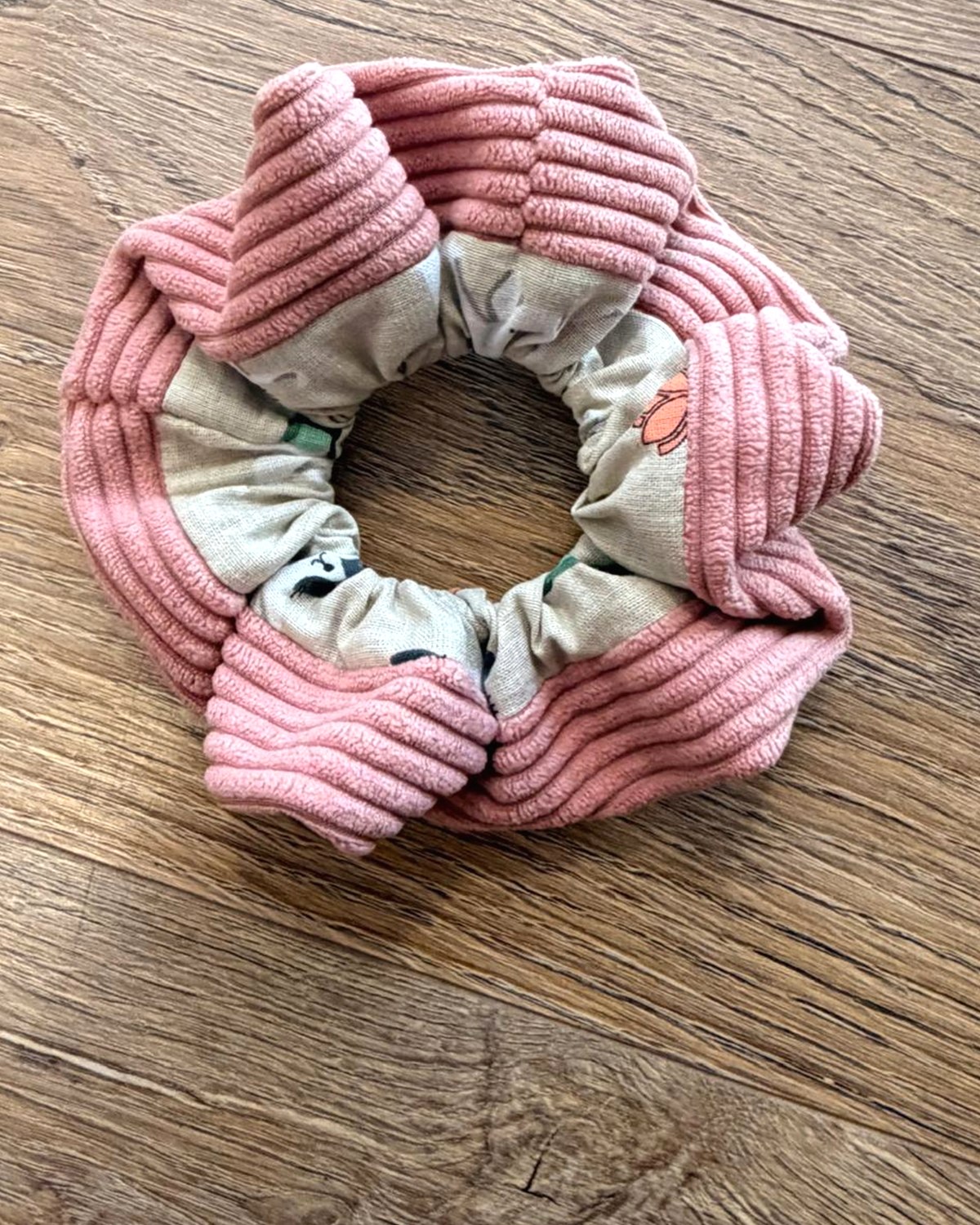 Chouchou rose velours et chats yogis