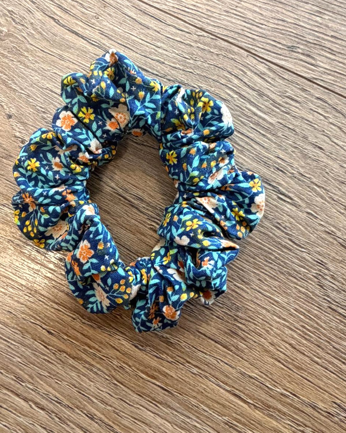 Chouchou fleuri bleu