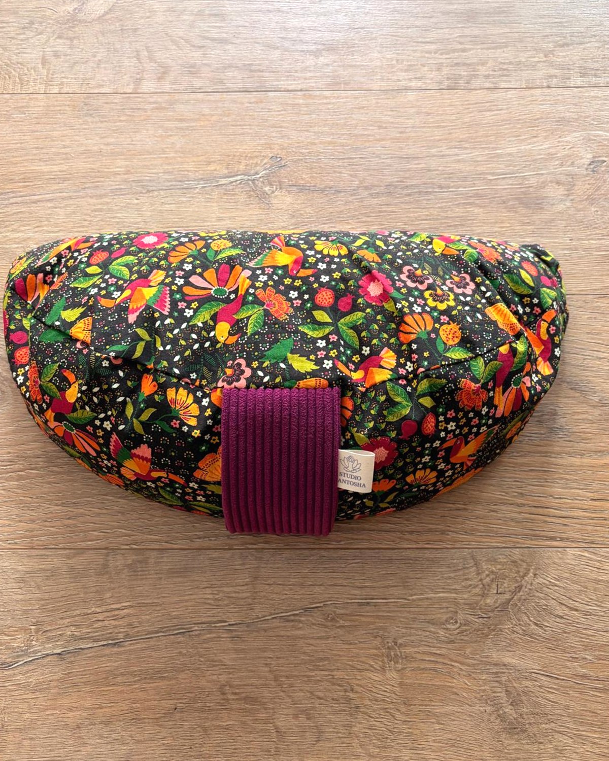 Fuzen demi-lune motif perroquets et fleurs