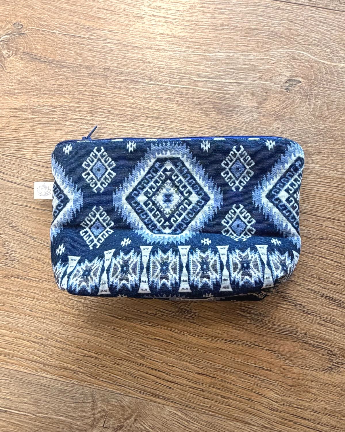 Pochette bleue motif graphique