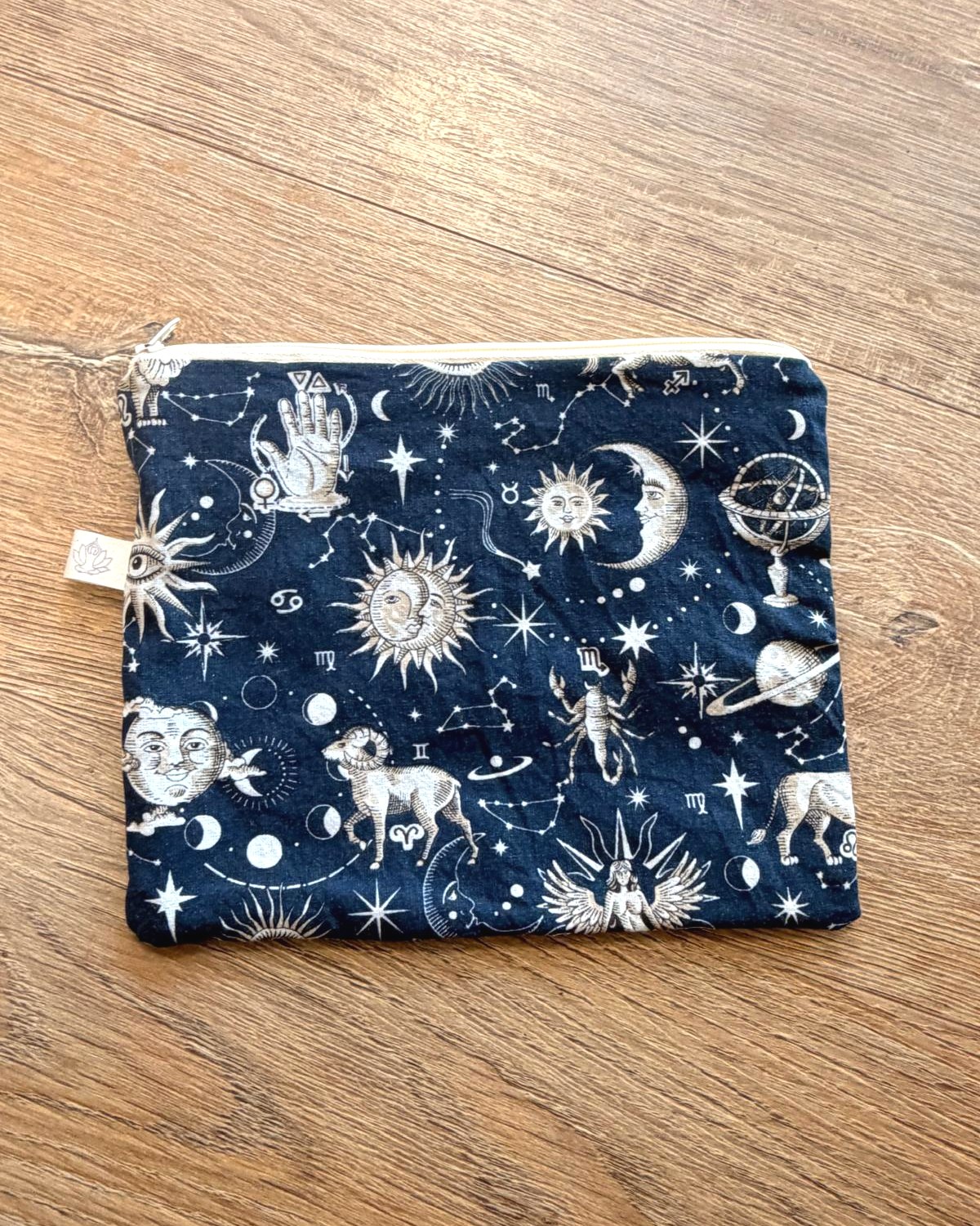 Pochette bleue motif astres cousue main
