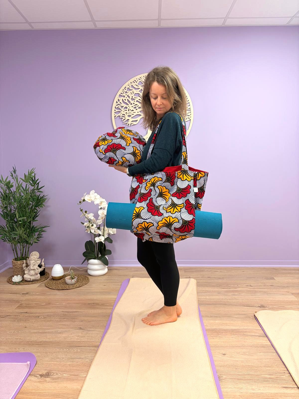 Chloé portant un sac de yoga et un zafu cousus main au Studio Santosha